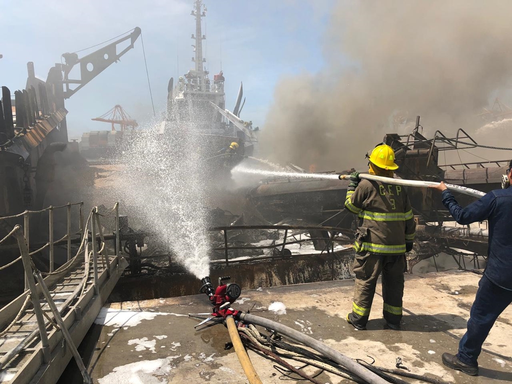Evaluará Profepa posibles daños ambientales tras incendio de Buque "Victoria"