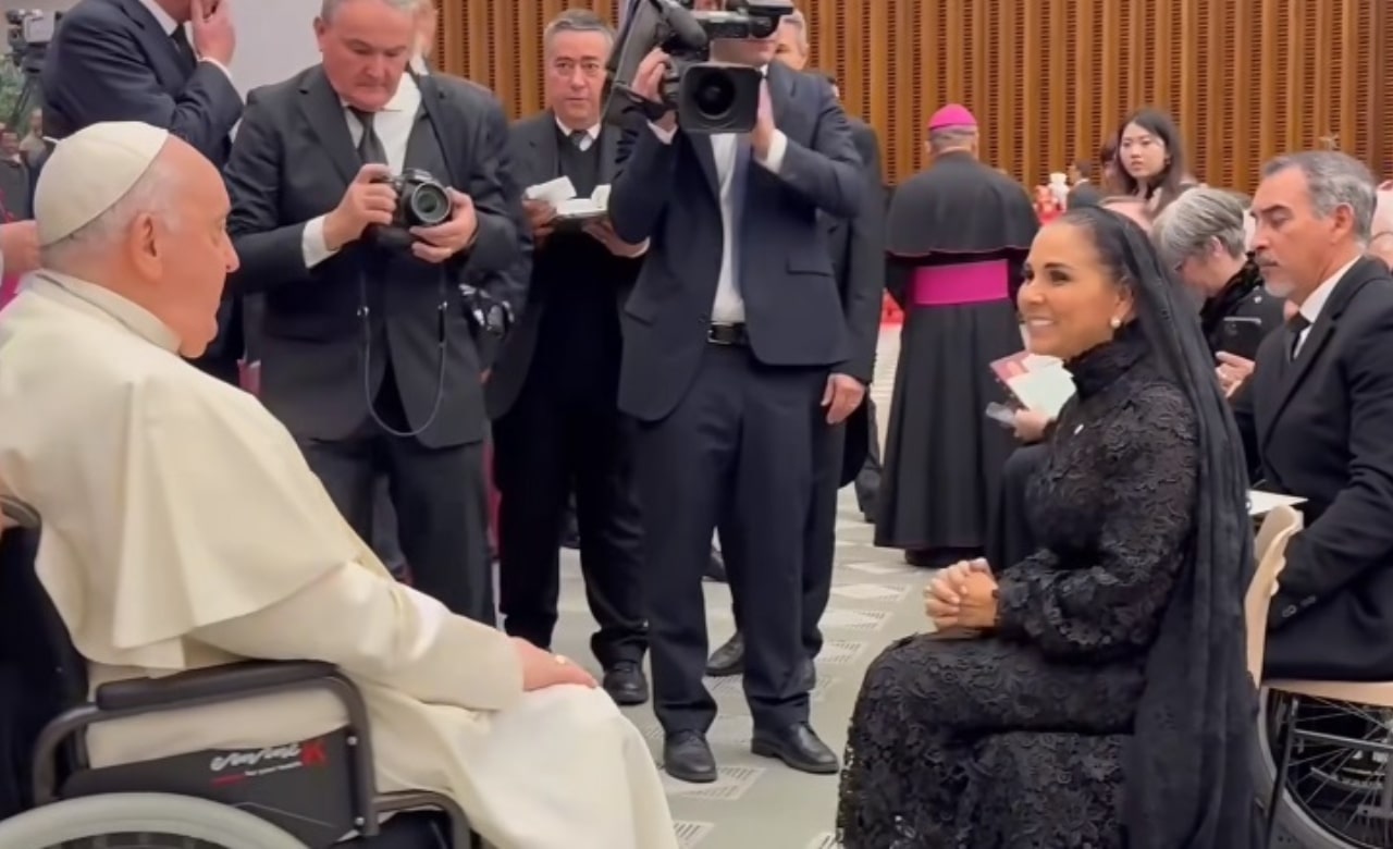 Mara Lezama entrega al Papa Francisco carta de AMLO y una réplica del Tren Maya en el Vaticano