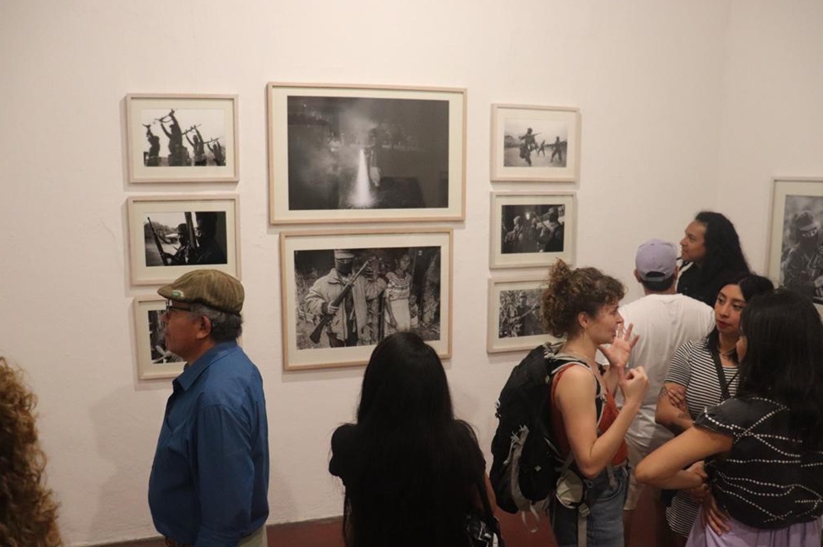 Con muestra de 300 fotografías, conmemoran en Oaxaca tres décadas de la lucha del EZLN