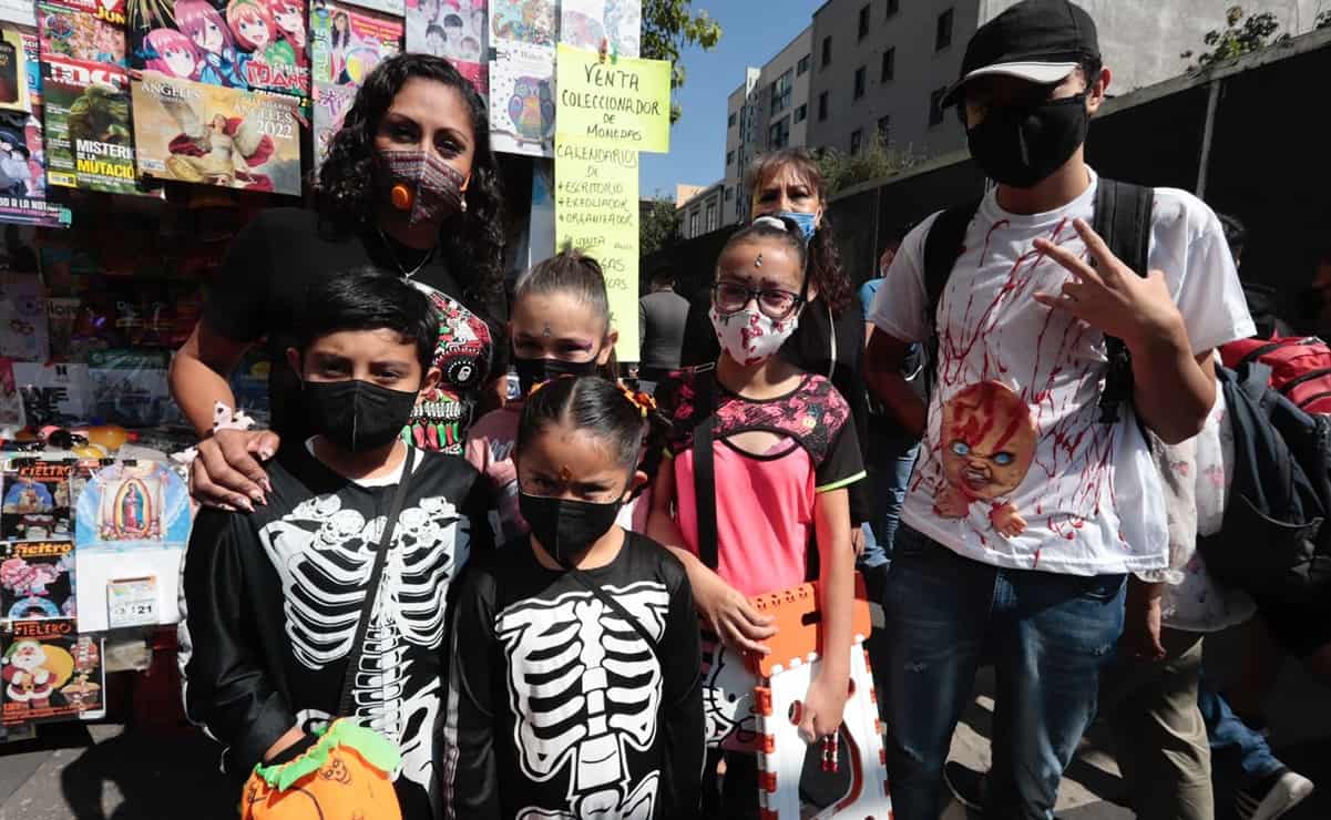 "Sin vacuna no hubiéramos venido": familias acuden al desfile por Día de Muertos en CDMX