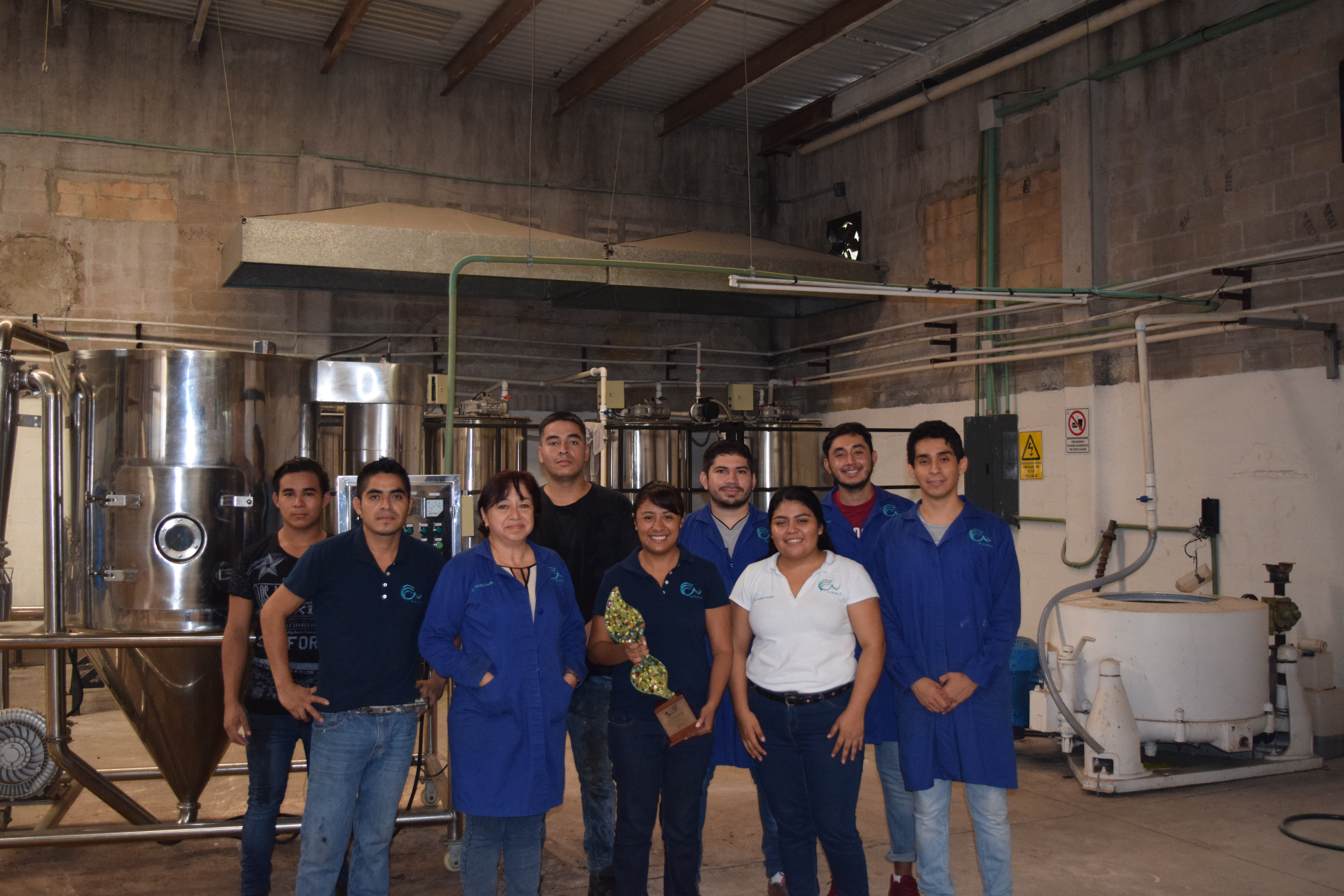 Jóvenes crean planta para reciclar sargazo