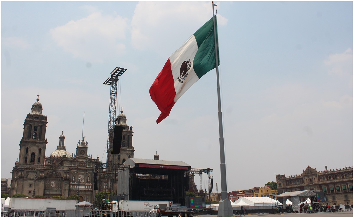Bandera monumental en el Zócalo causa polémica tras permanecer izada en concierto de Interpol