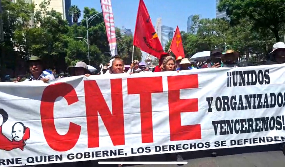 CNTE bloquea plazas comerciales en Tuxtla Gutiérrez