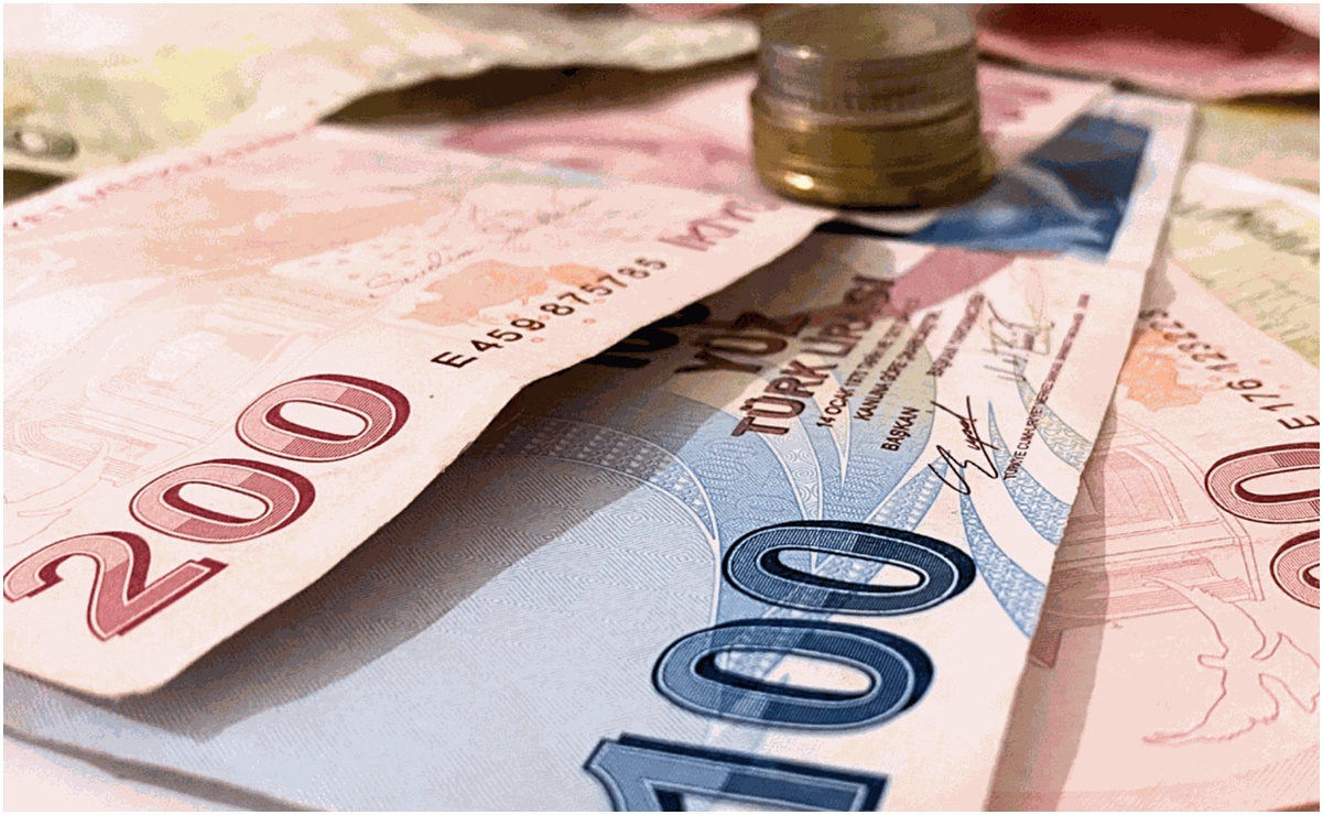 Lira turca gana terreno frente al dólar tras fuerte alza de las tasas de interés