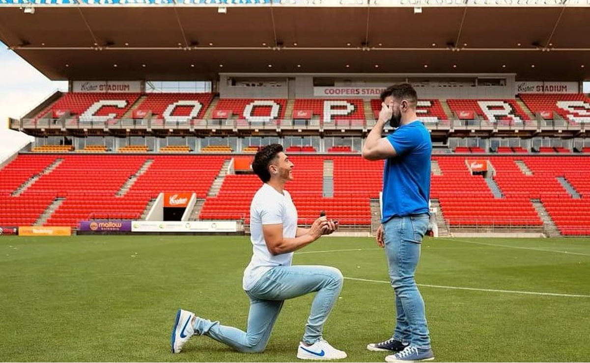 Joshua Cavallo, futbolista abiertamente gay, pide matrimonio a su novio en el estadio del Adelaide United