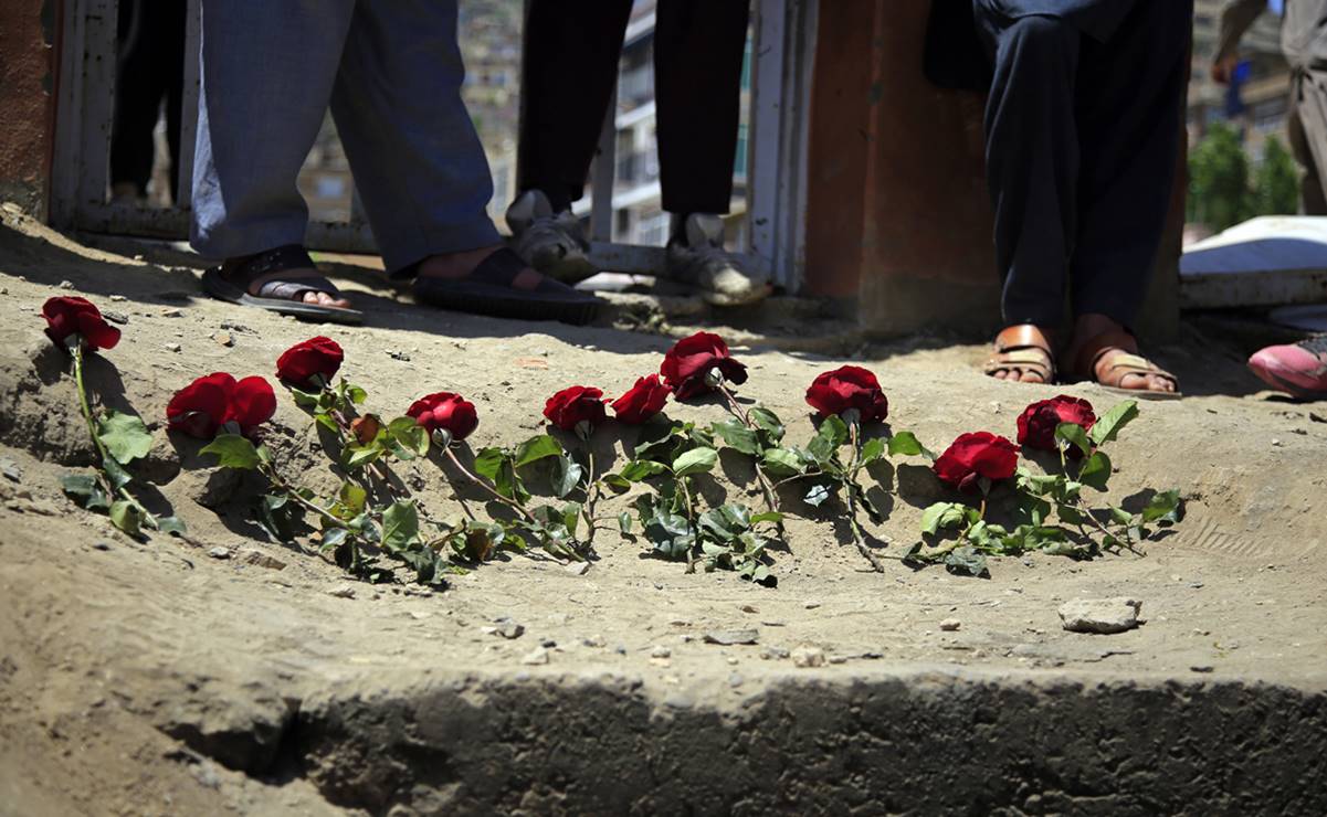 Sepultan en Afganistán a niñas que murieron en tras atentado