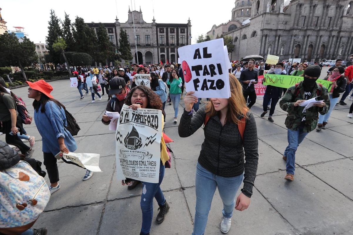 Estudiantes marchan contra "tarifazo" en Edomex