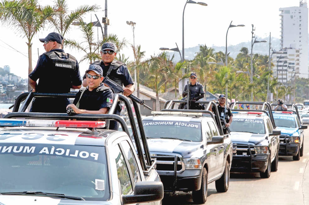 Más de mil policías de Acapulco estaban evaluados... en Nuevo León 