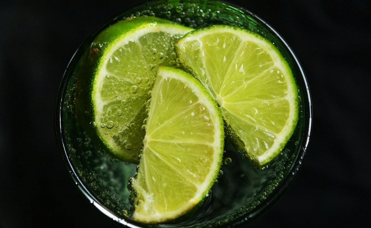 ¿Para qué sirve agua mineral con limón?