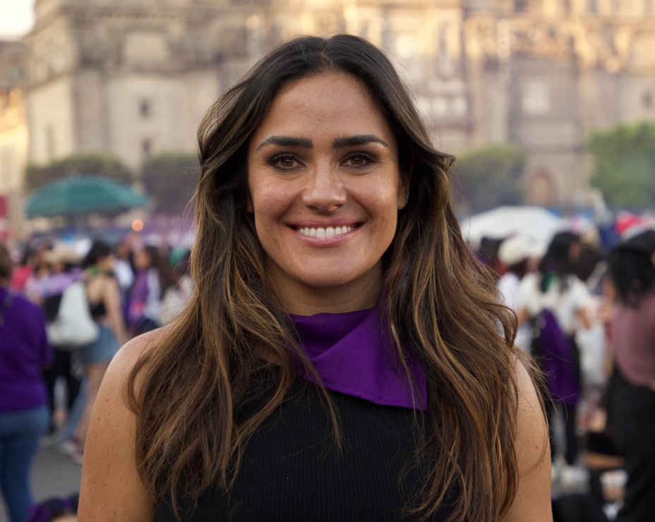 #8M: Alessandra Rojo de la Vega refrenda su lealtad con las mujeres en marcha