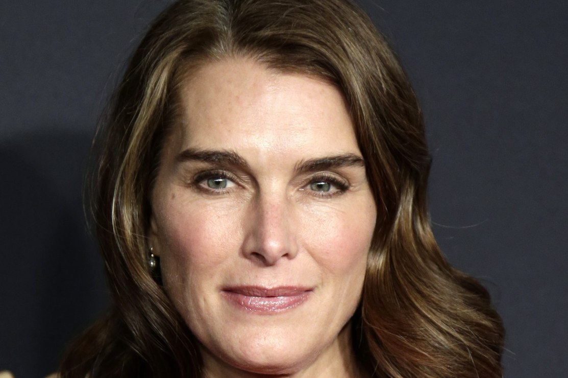 Brooke Shields, de 58 años, llama la atención con un vestido ajustado de ALC