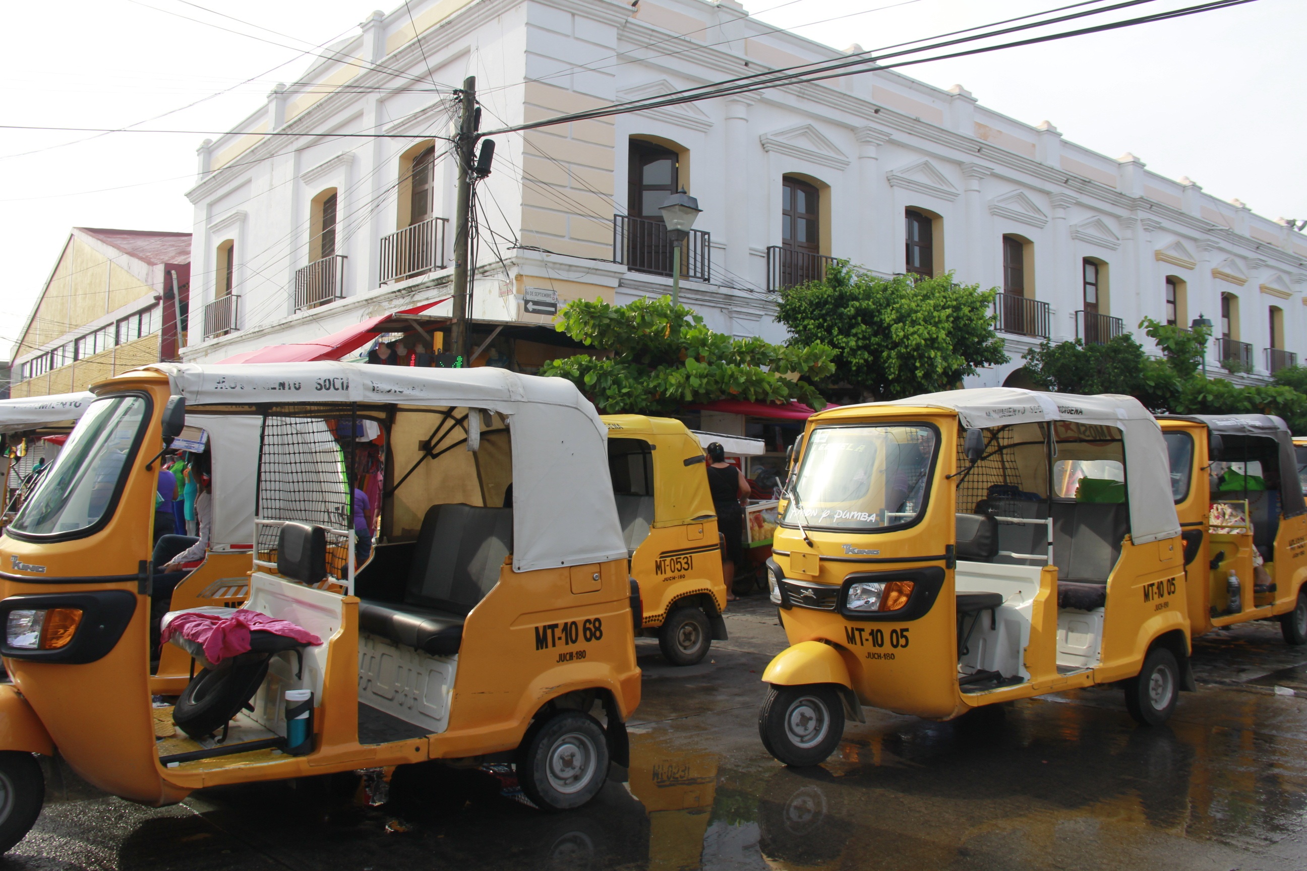 Parte caravana de mototaxistas hacia Oaxaca
