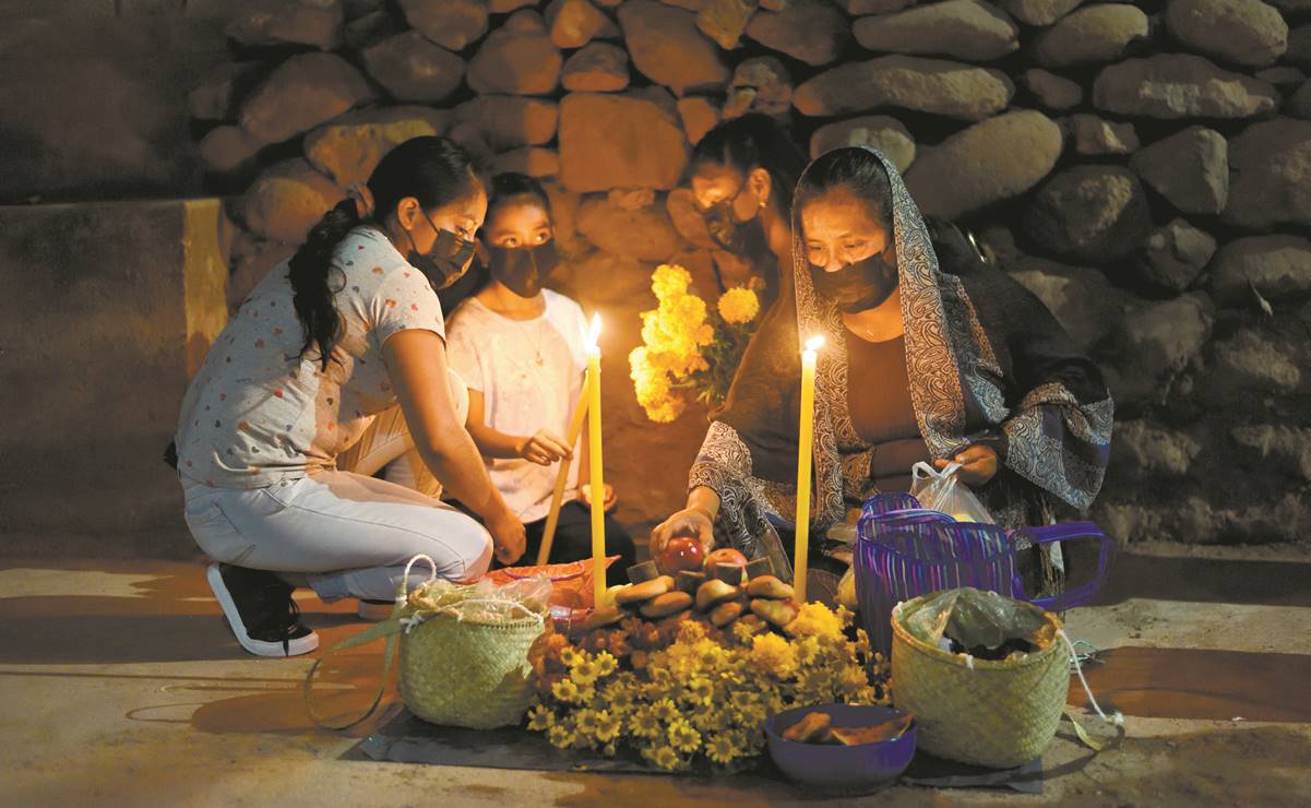 Iluminan comunidades nahuas de La Montaña camino de sus difuntos