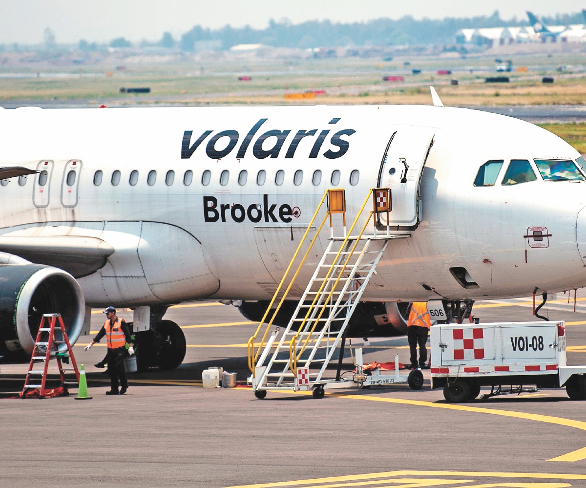 Multan a Volaris en EU por dejar a pasajeros más de 4 horas en el avión; le ordenan cesar futuras violaciones similares