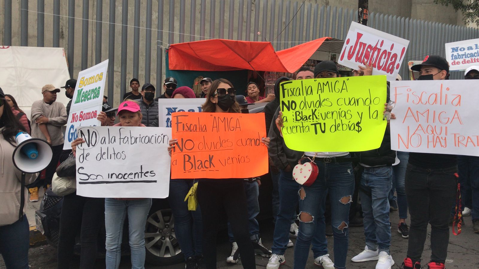 “Aquí no hay trata”: protestan en los juzgados de Barrientos por empleados del Black Royce ligados al caso Iñigo Arenas