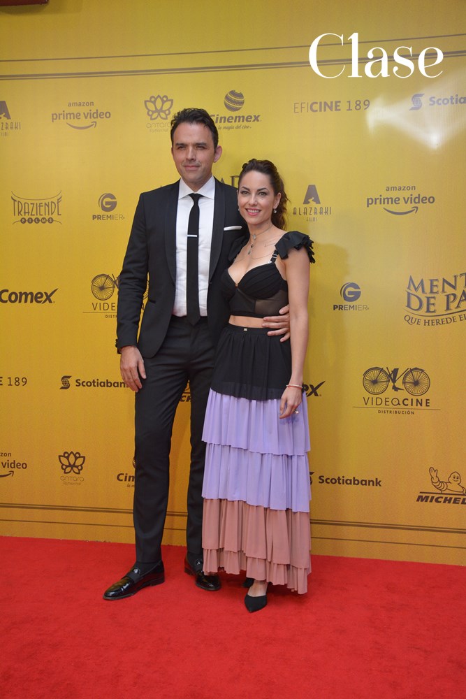 Fernando Rovzar y Bárbara Mori como pareja en la alfombra roja de Mentada de padre 