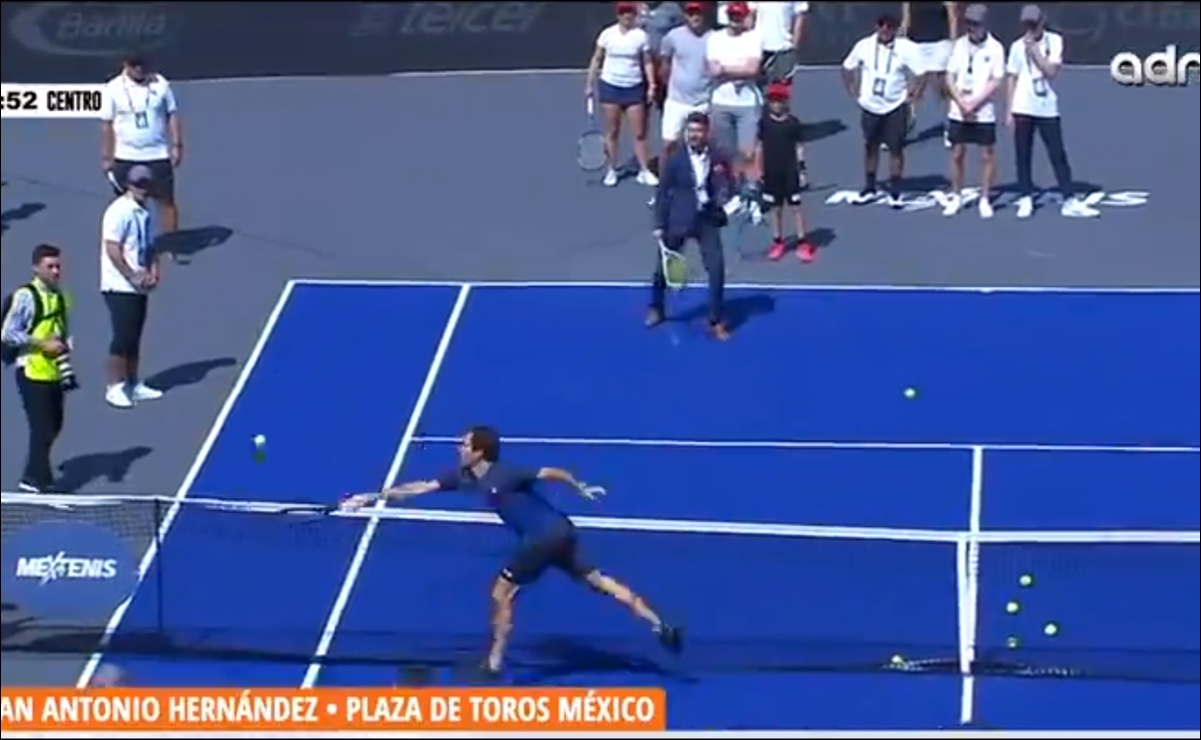 Comentarista de TV Azteca pelotea en vivo con Roger Federer