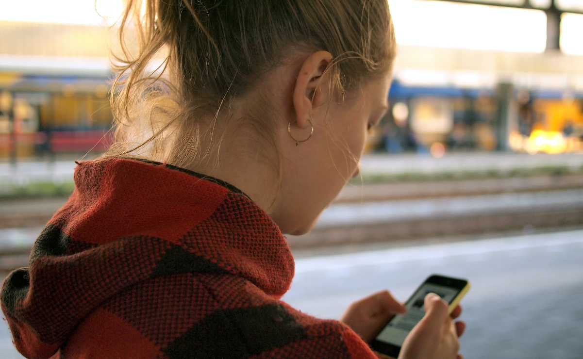 Cara de smartphone, así crece la papada por culpa del celular