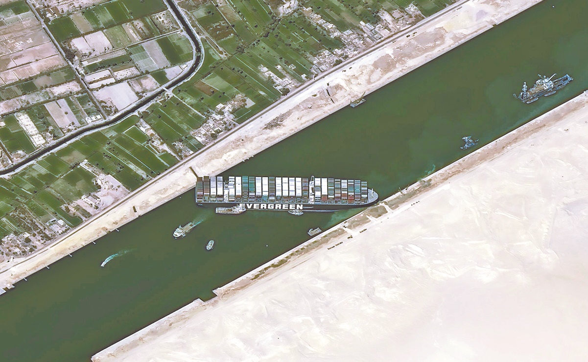 Buscan desbloquear Canal de Suez
