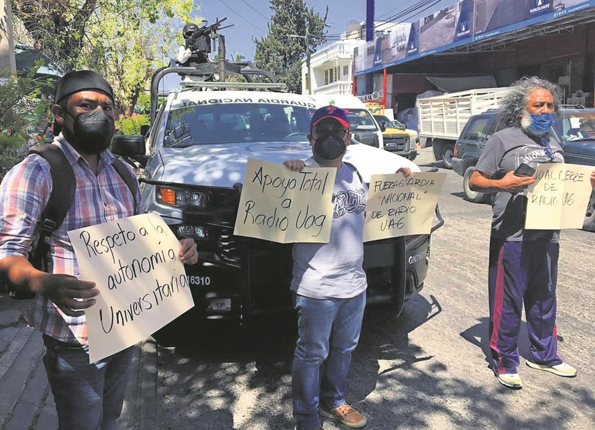 Tras 40 años, intentan sacar del aire a Radio Universidad