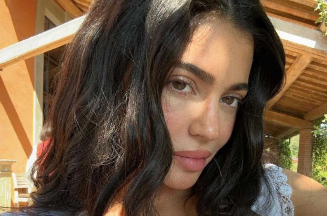 Kylie Jenner se arriesga con un bralette rojo y corsé nude en Italia