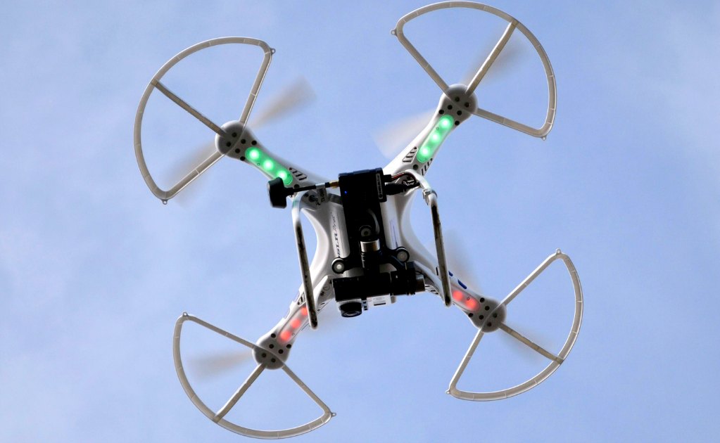 Drone impacta a avión en Inglaterra