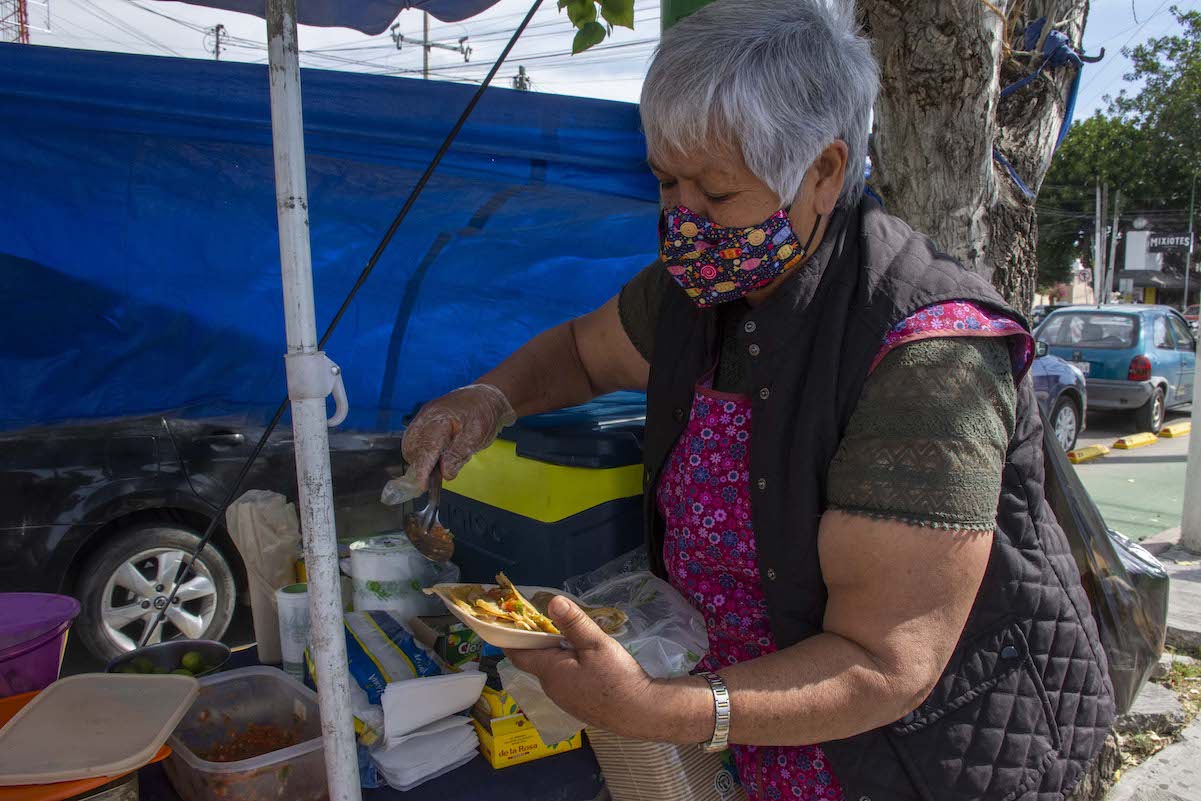 Tacos de canasta, rico antojito callejero y sustento de una familia queretana 