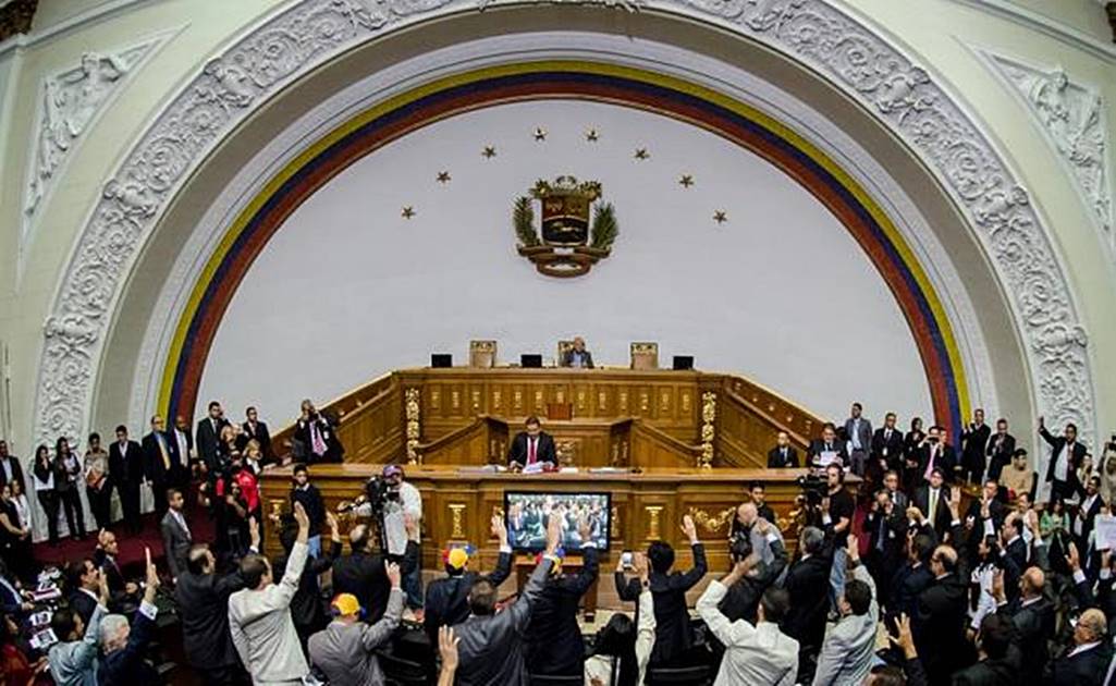 Parlamento venezolano suspende a diputado por golpear a otro