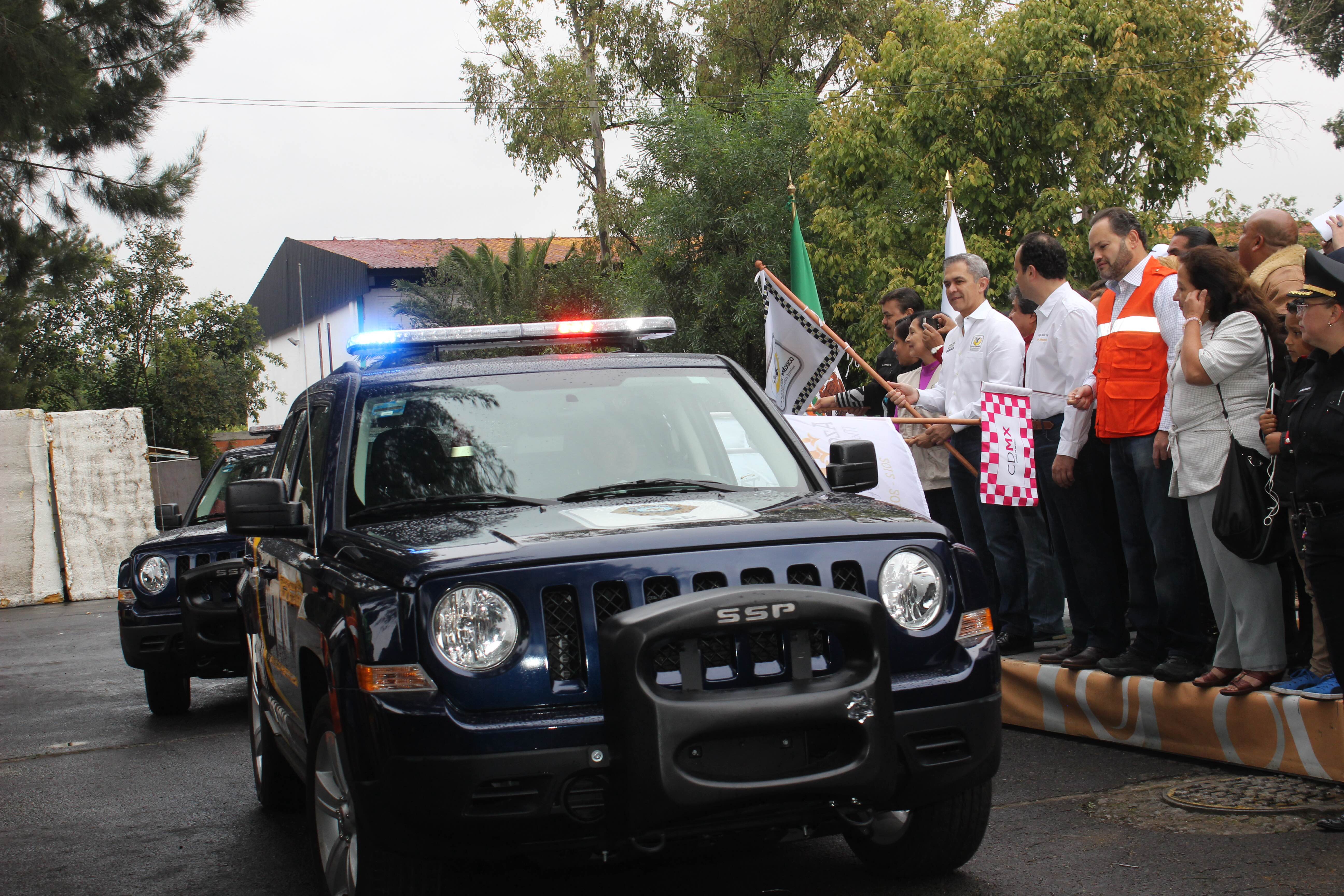 Entrega Mancera vehículos de seguridad en Azcapotzalco 
