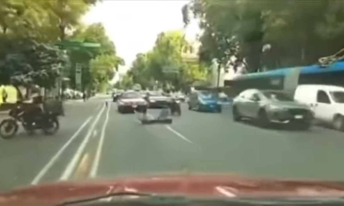 Captan en VIDEO persecución contra taxista que huía tras atropellar presuntamente a motociclista en CDMX