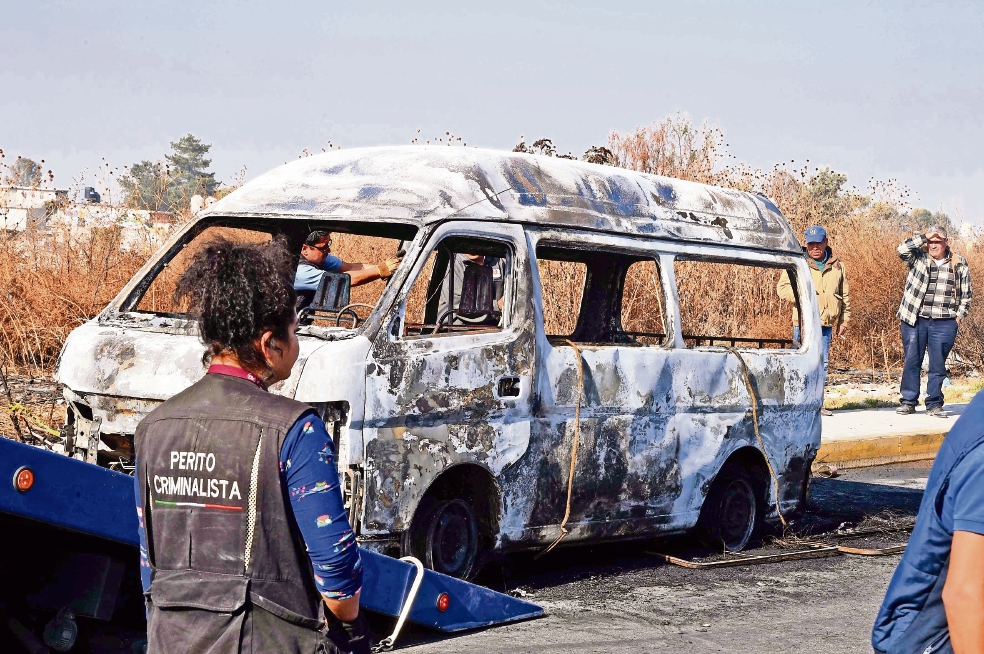 Prenden fuego a combi con todo y chofer adentro