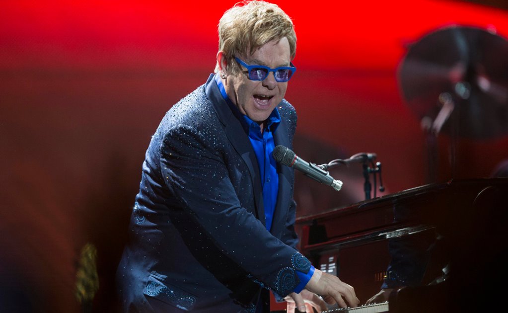 Guardia demanda a Elton John por acoso sexual