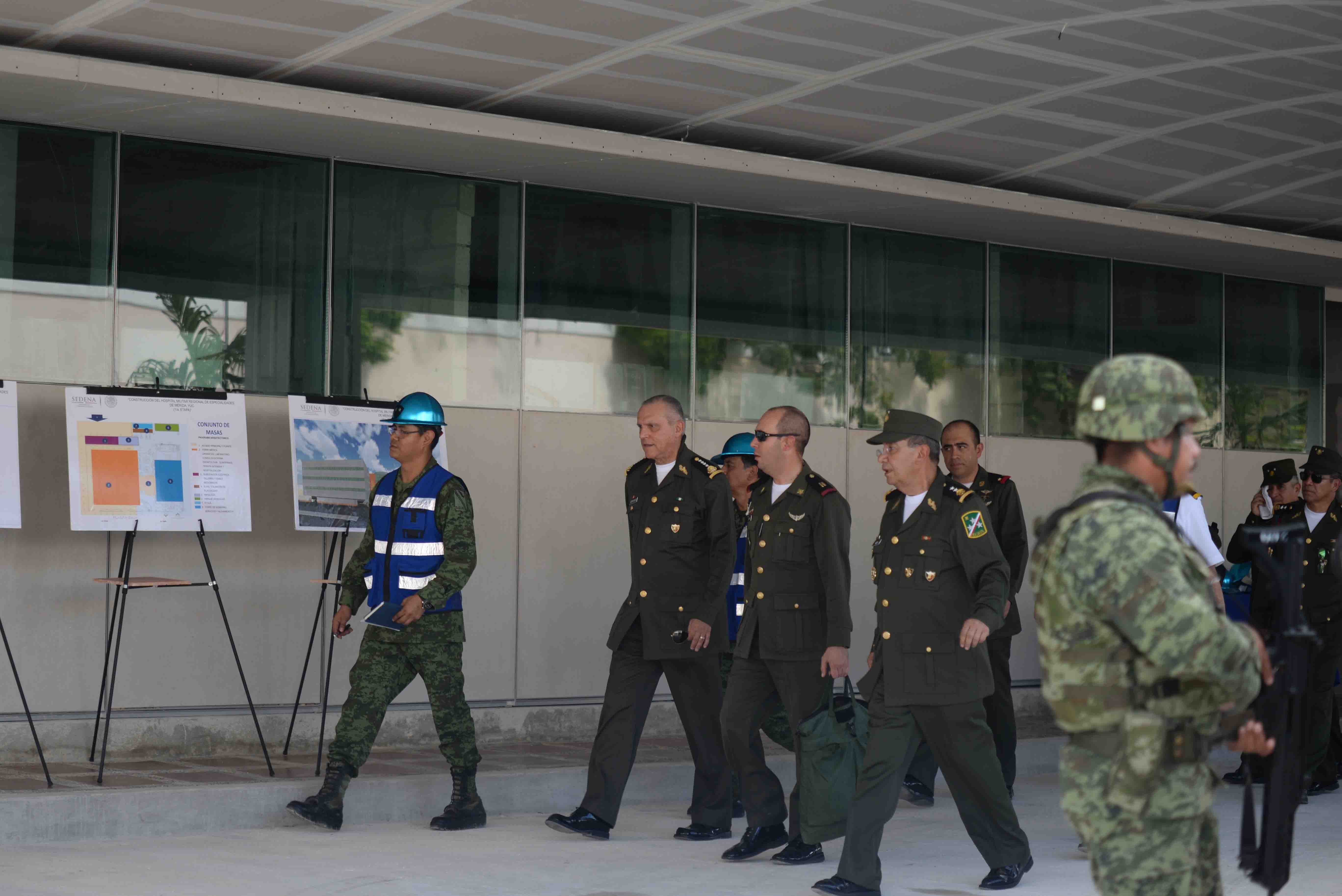 Cienfuegos recorre instalaciones de hospital militar en Mérida