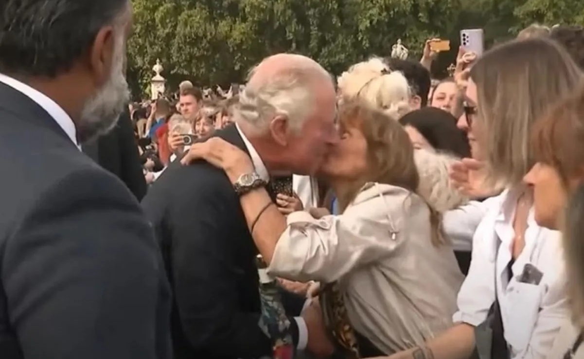 VIDEO. “Es encantador, es perfecto””: Mujer se salta el protocolo y planta beso a Carlos III 