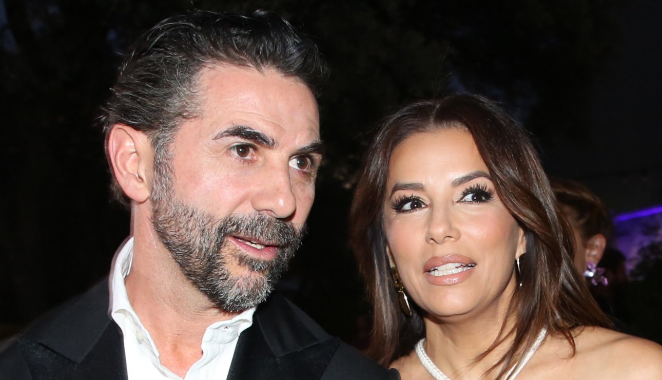 Eva Longoria deslumbra con un ajustado vestido escotado al lado de Pepe Bastón 