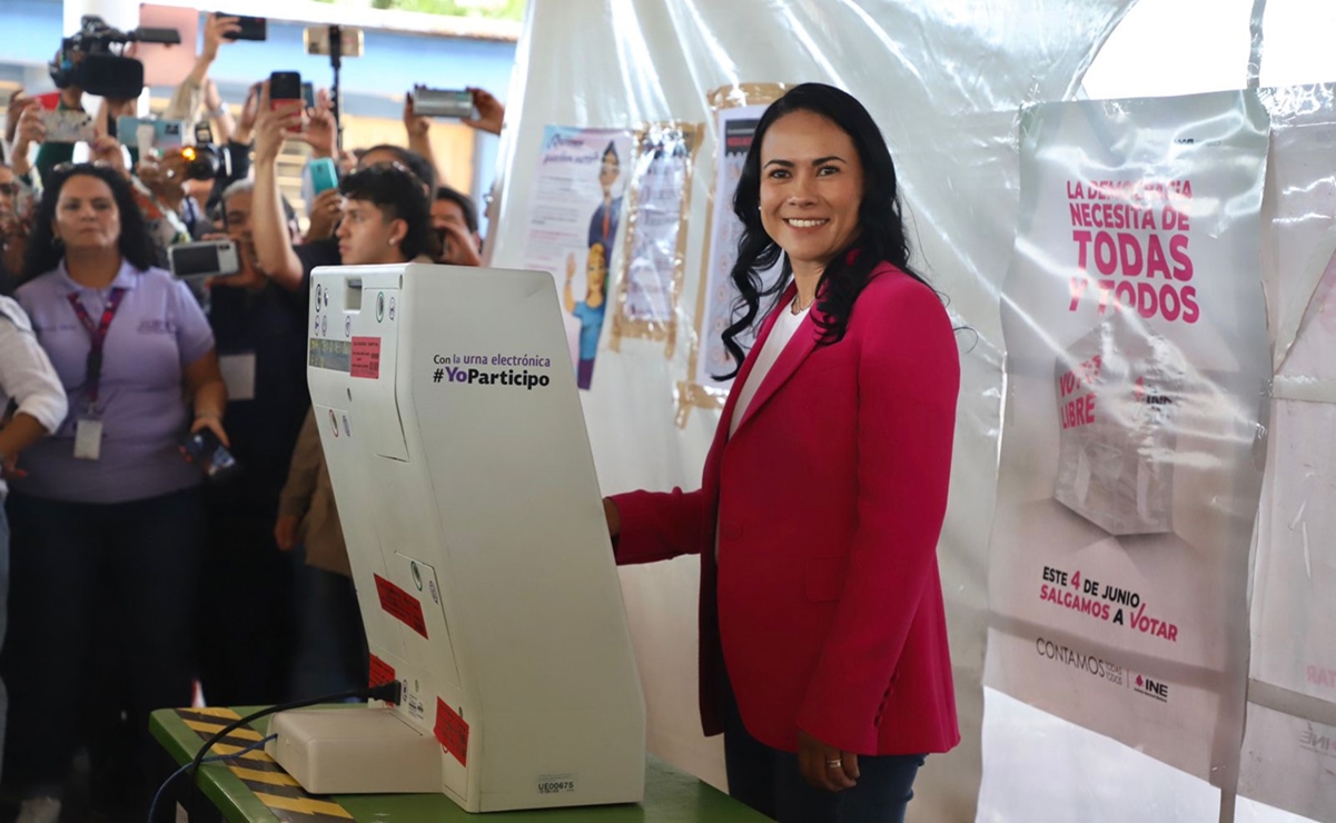Alejandra del Moral vota en urna electrónica de Cuautitlán Izcalli 