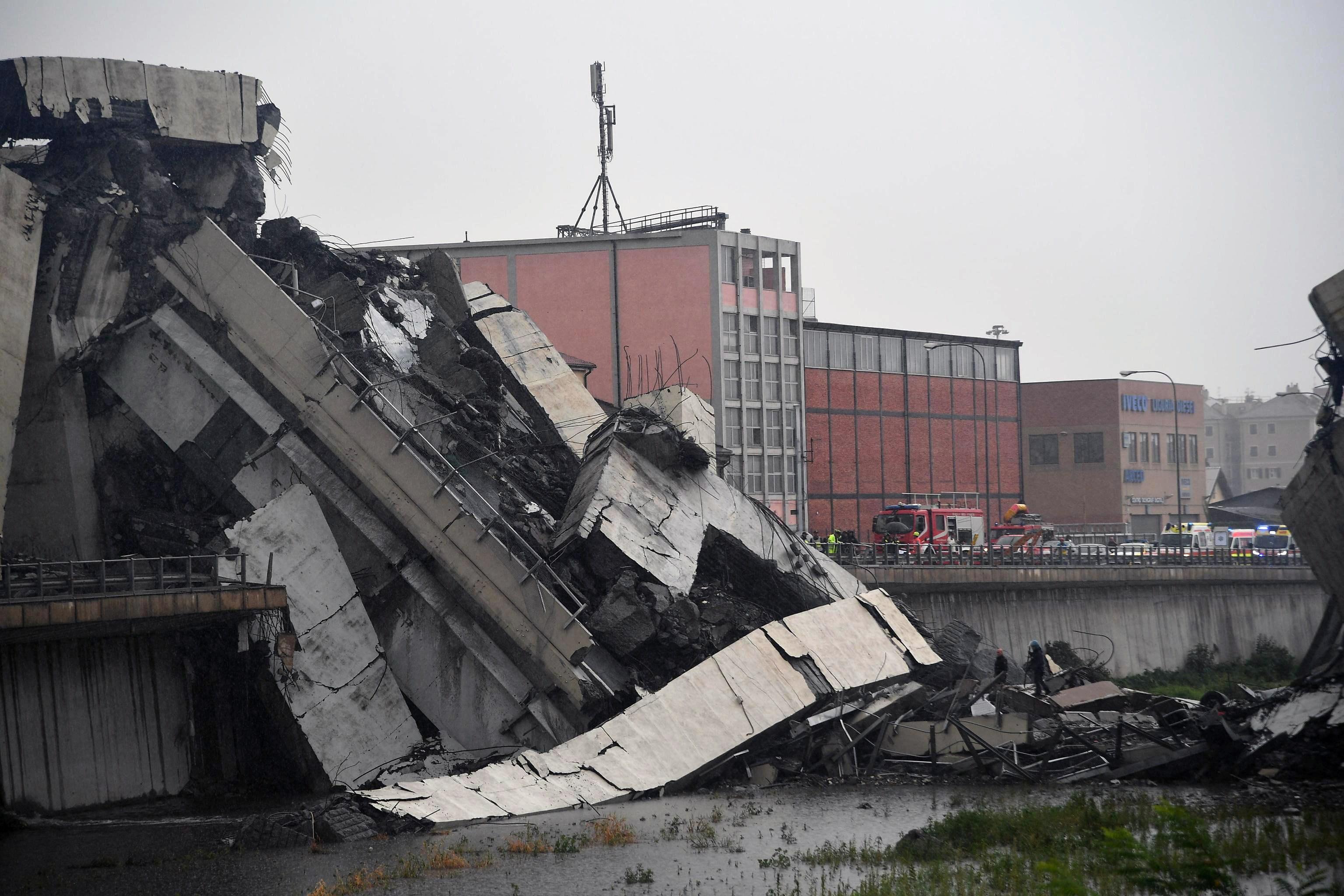 Reportan al menos 11 muertos tras derrumbe de puente en Génova, Italia
