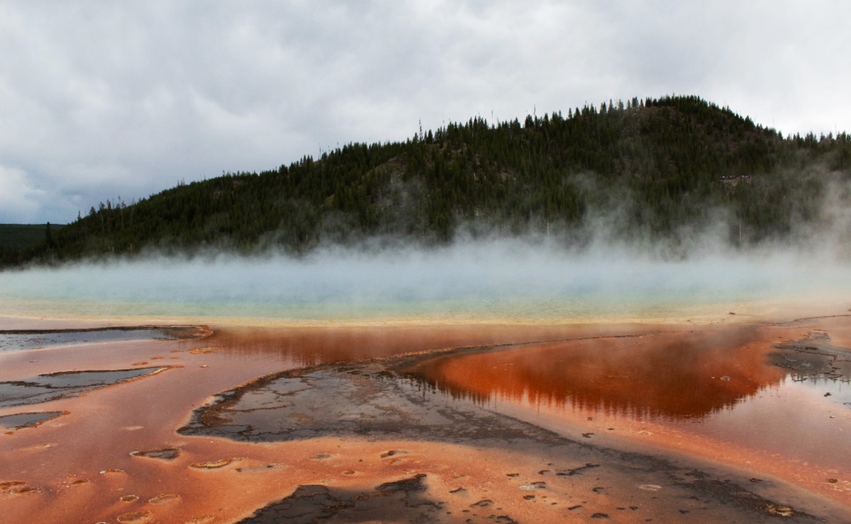 Sentencian a prisión a turista por caminar sobre zona termal en Yellowstone