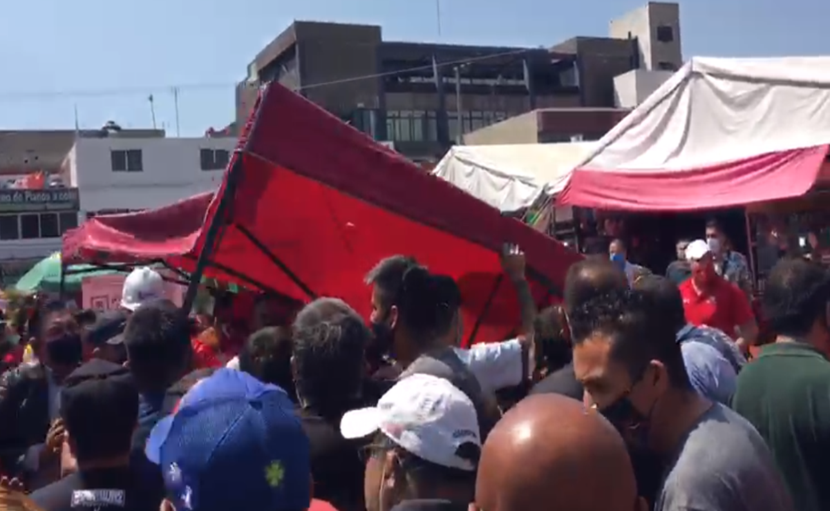Ferieros y simpatizantes del PRI protagonizan pelea por espacio en plaza de Ecatepec