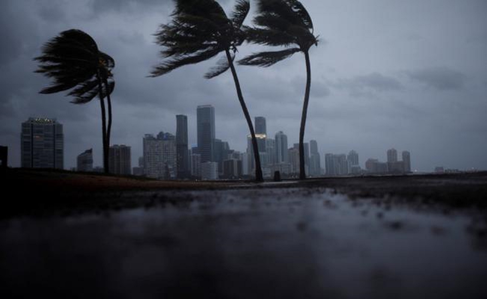 "Irma" sale de Cuba y comienza a azotar los Cayos de Florida