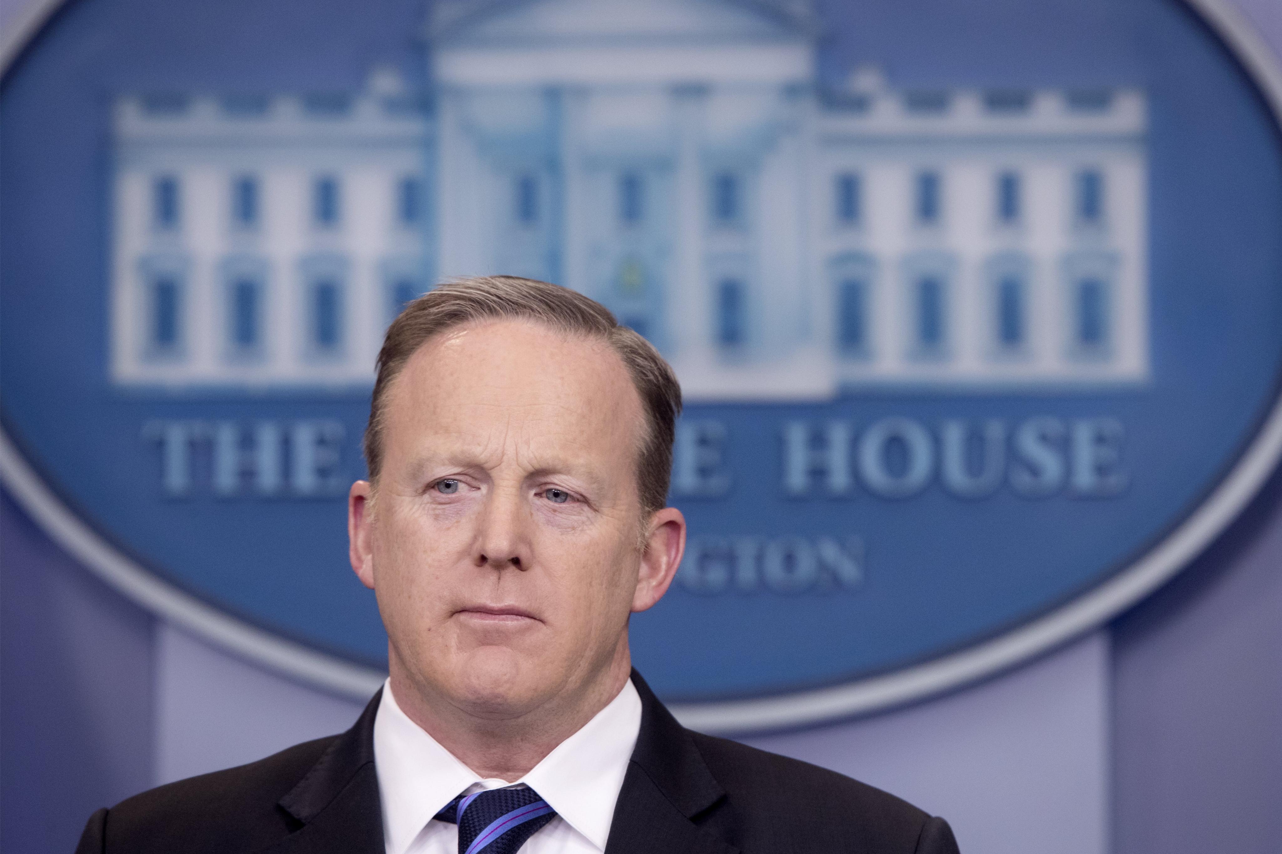 Medios de EU responden a exclusión en evento de prensa de Spicer