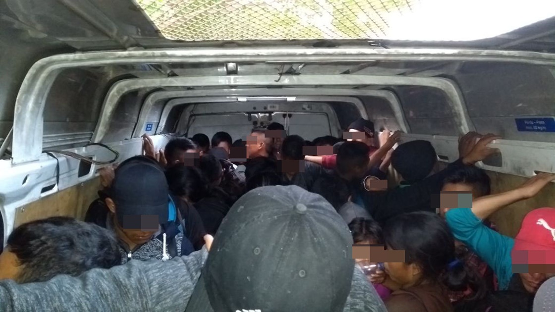 Rescatan a 53 migrantes de caja de vehículo en Tabasco