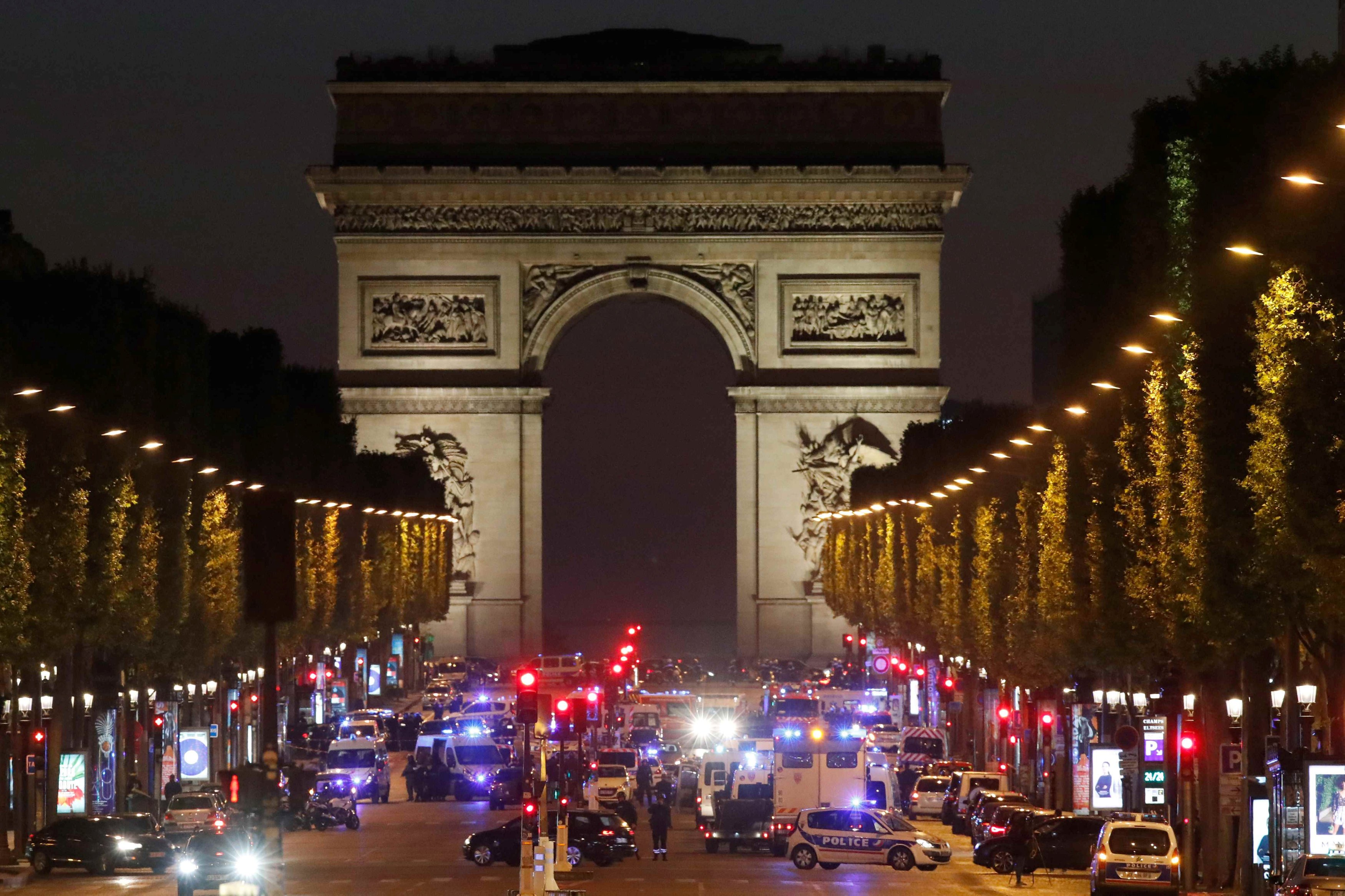 Fuerza antiterrorista de París investiga tiroteo en Campos Elíseos