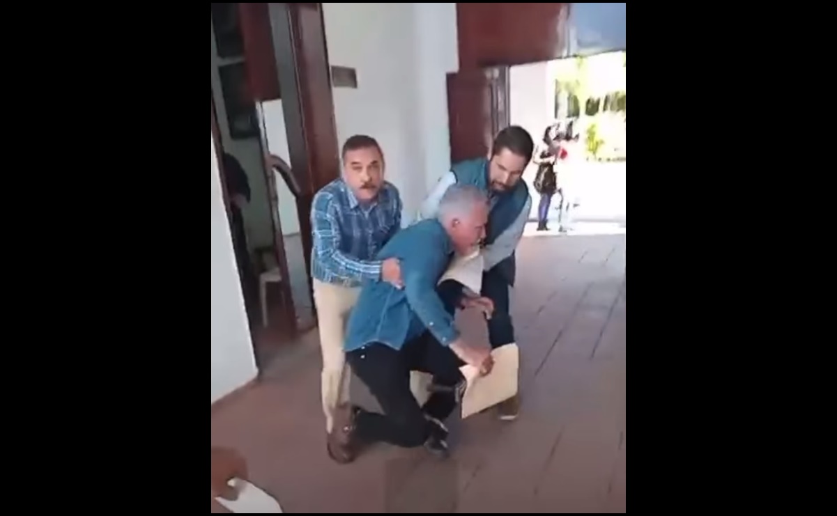 Colaborador empuja y golpea a alcalde de Concordia, Sinaloa