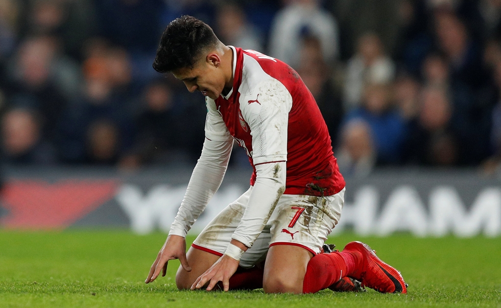 Arsenal deja fuera a Alexis por indecisión