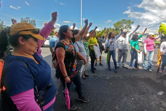 Maestros y padres de familia exigen claridad en despidos 