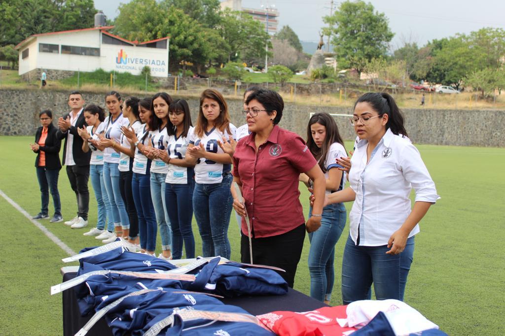 Entregan jersey de Mariana, estudiante asesinada en Morelos, a su mamá