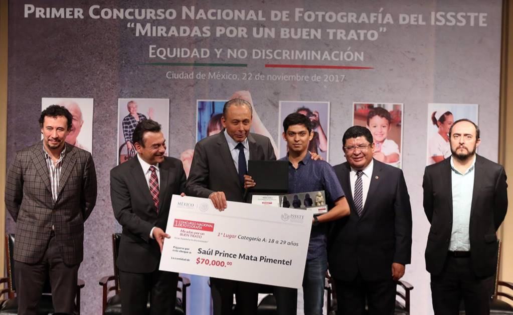 ISSSTE premia a ganadores de concurso de fotografía