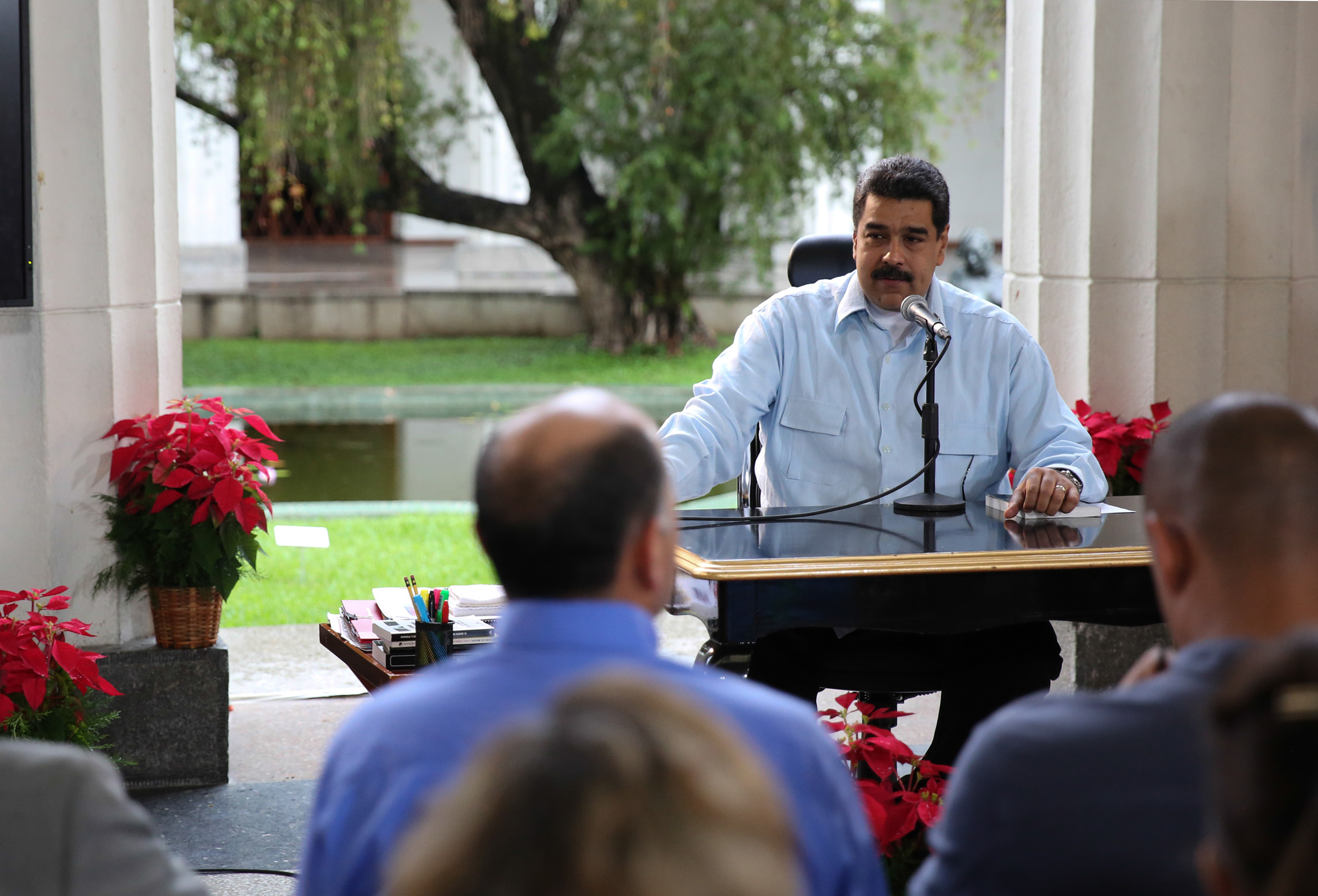 Maduro pide a opositores desistir en adelantar elecciones