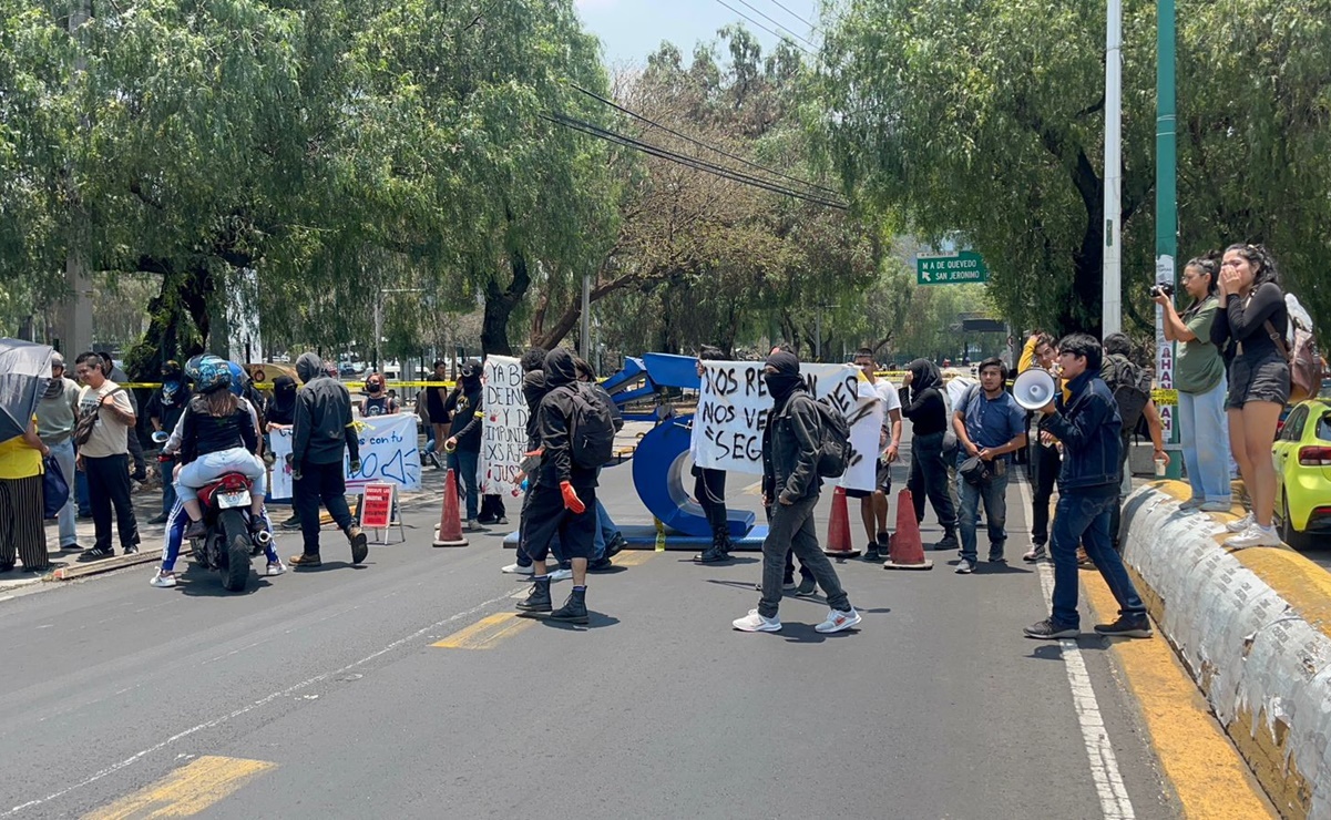 Estudiantes del CCH Naucalpan bloquean Avenida Insurgentes; exigen que autoridades de la UNAM los atiendan